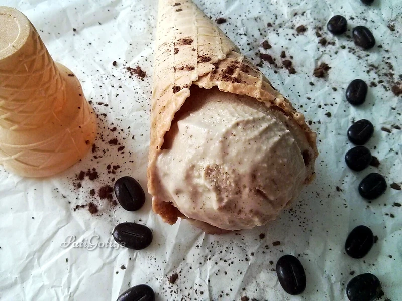 Tradycyjne lody na bazie żółtek o smaku kawy latte - HIT LATA