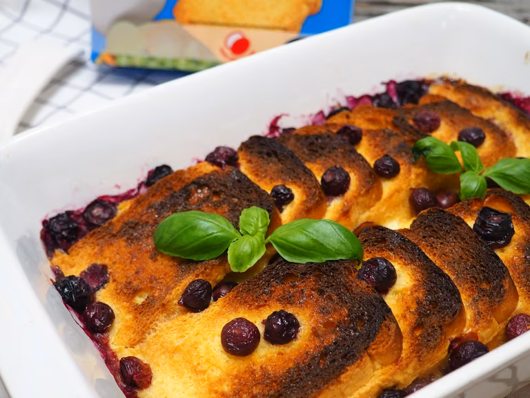 PUDDING Z SUCHARKÓW Z BORÓWKAMI I BIAŁĄ CZEKOLADĄ