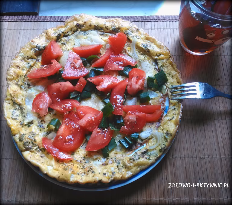 OMLET Z MOZZARELLĄ I POMIDOREM