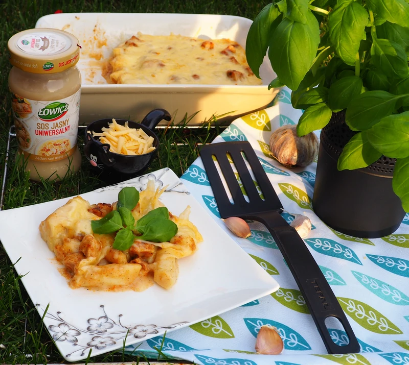 ZAPIEKANKA KOPYTKOWA Z SOSEM CZOSNKOWO-SEROWYM