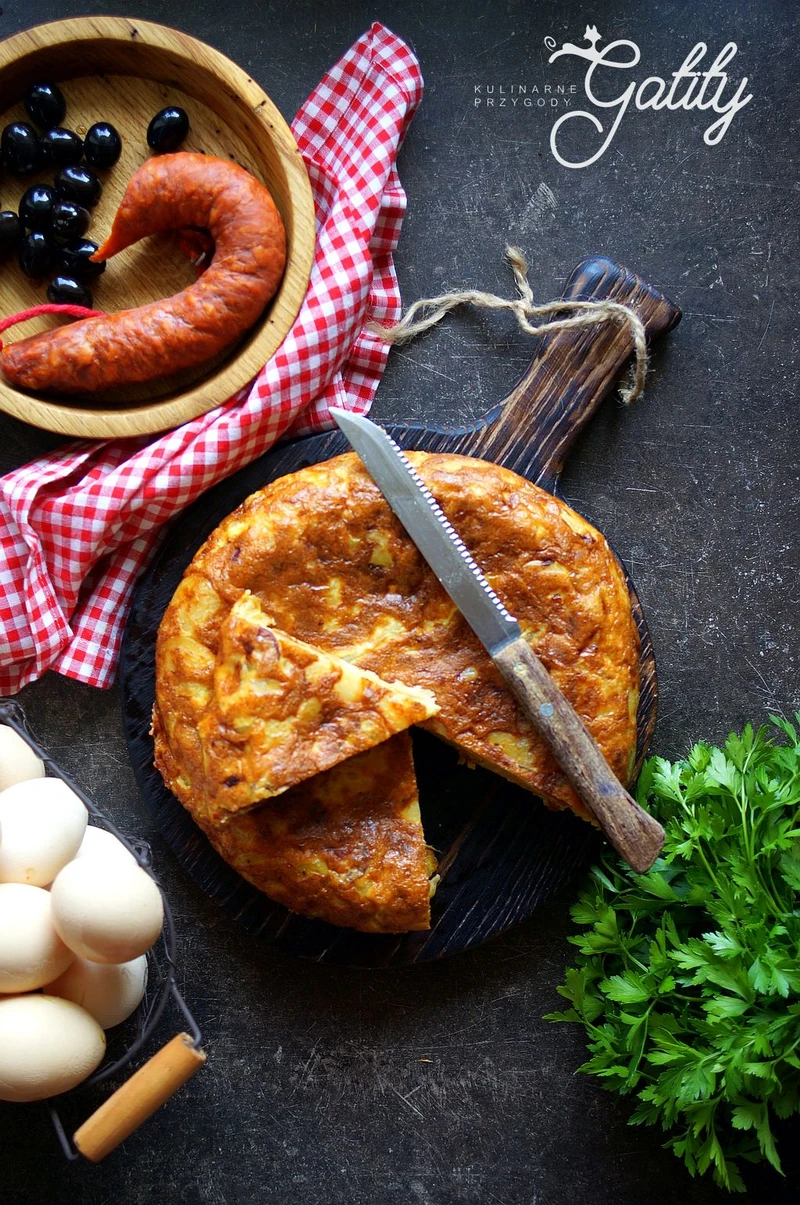 Tortilla de patatas con chorizo, czyli hiszpański omlet z ziemniaków z kiełbasą