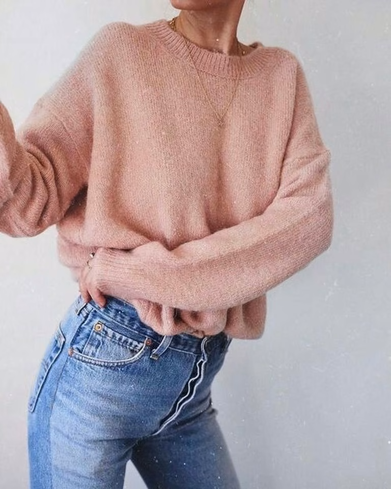 Różowy sweter oversize