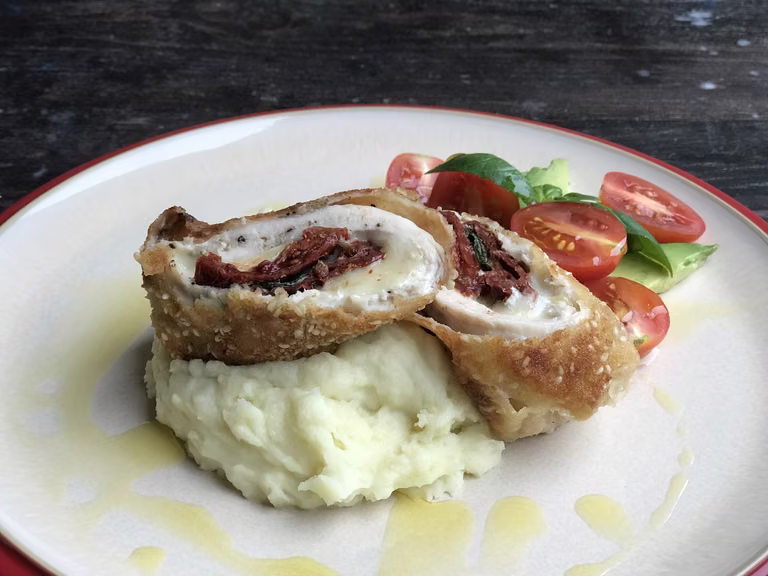 Pierś faszerowana mozzarellą i suszonymi pomidorami. Przepis krok po kroku.