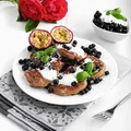 Kalafiorowe pancakes z jagodami, marakują, wiórkami i śmietanką kokosową