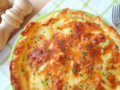 Tarta na francuskim cieście z ziemniakami i boczkiem