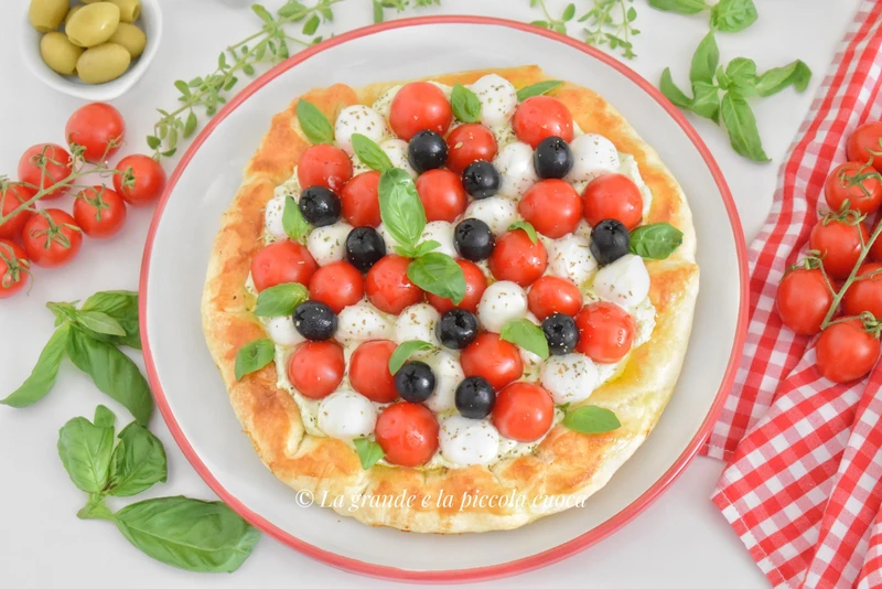 Tarta z kremem z pesto, mozzarellą i pomidorami
