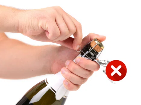 Jak PRAWIDŁOWO otworzyć szampana? Wiele osób robi to ŹLE!