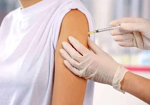 Ta choroba dociera już do Europy! Unia wprowadza pierwszą szczepionkę dla dorosłych!