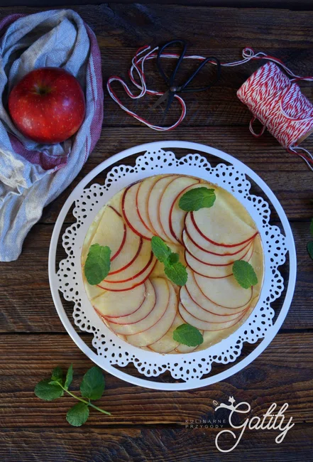 Sernik na zimno z karmelizowanymi jabłkami