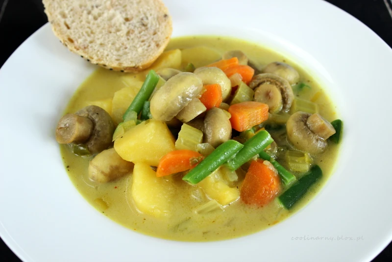 Jednogarnkowe: Wegetariańskie curry z pieczarkami i ziemniakami