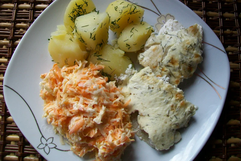 Ryba zapiekana w sosie śmietanowo-koperkowym