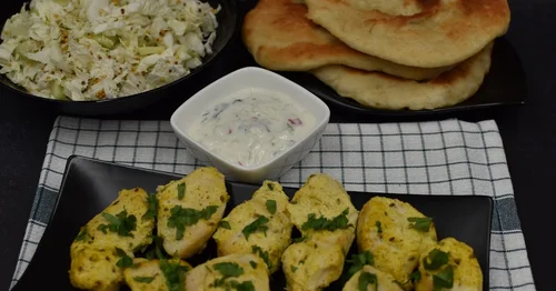 Kurczak Tandoori z sosem raitę z ogórkiem