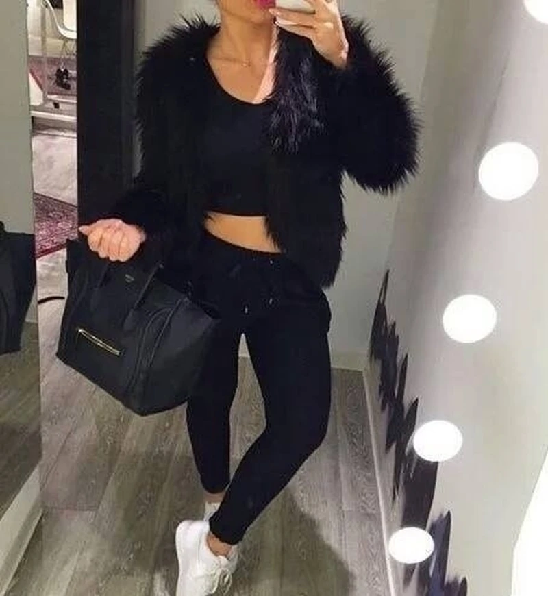 Krótki top, futerko- sportowa elegancja
