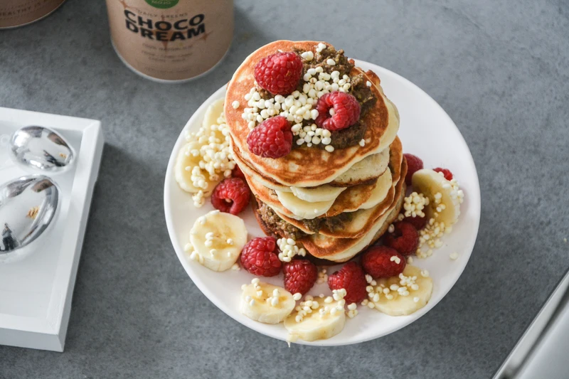Pancakes z czekoladowym musem i owocami