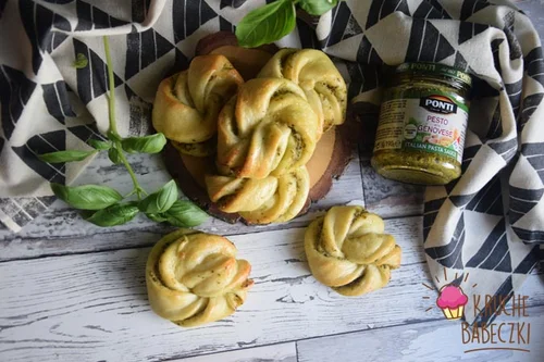 BUŁECZKI Z PESTO Z BAZYLII
