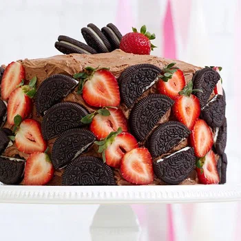 Torcik z oreo i truskawkami