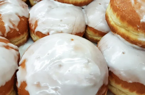 Najlepszy lukier do pączków? Sprawdź ten przepis – jest błyszczący, gęsty i nie spływa!