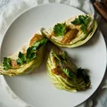 Pieczona młoda kapusta z sosem curry