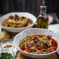 Polędwiczki z dorsza w na czerwonym bulionie z chorizo, ciecierzycą i papryką