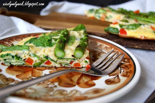 Hiszpańska tortilla ze szpinakiem i szparagami