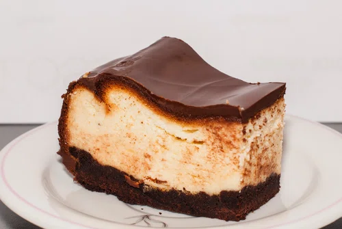 Puszysty sernik na czekoladowym spodzie