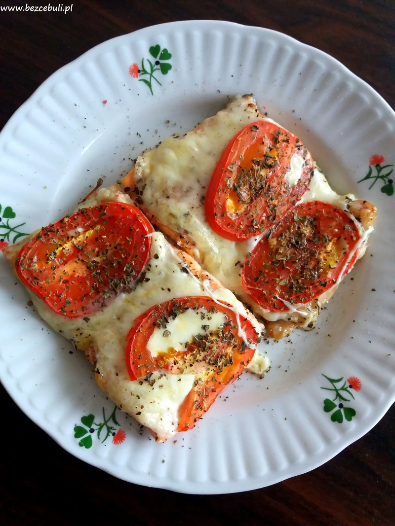 Pstrąg łososiowy z mozzarellą i pomidorami