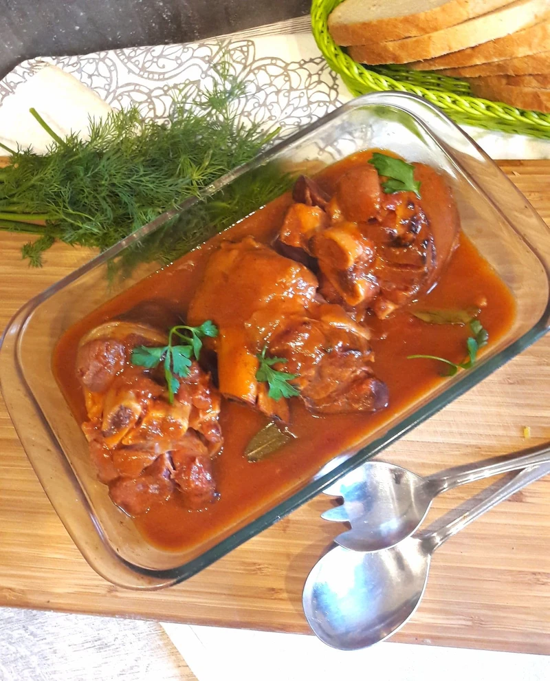 Golonki w aromatycznym sosie