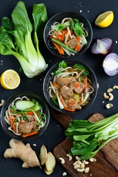 Zupa w stylu azjatyckim z makaronem chow mein, pak choi i wieprzowiną