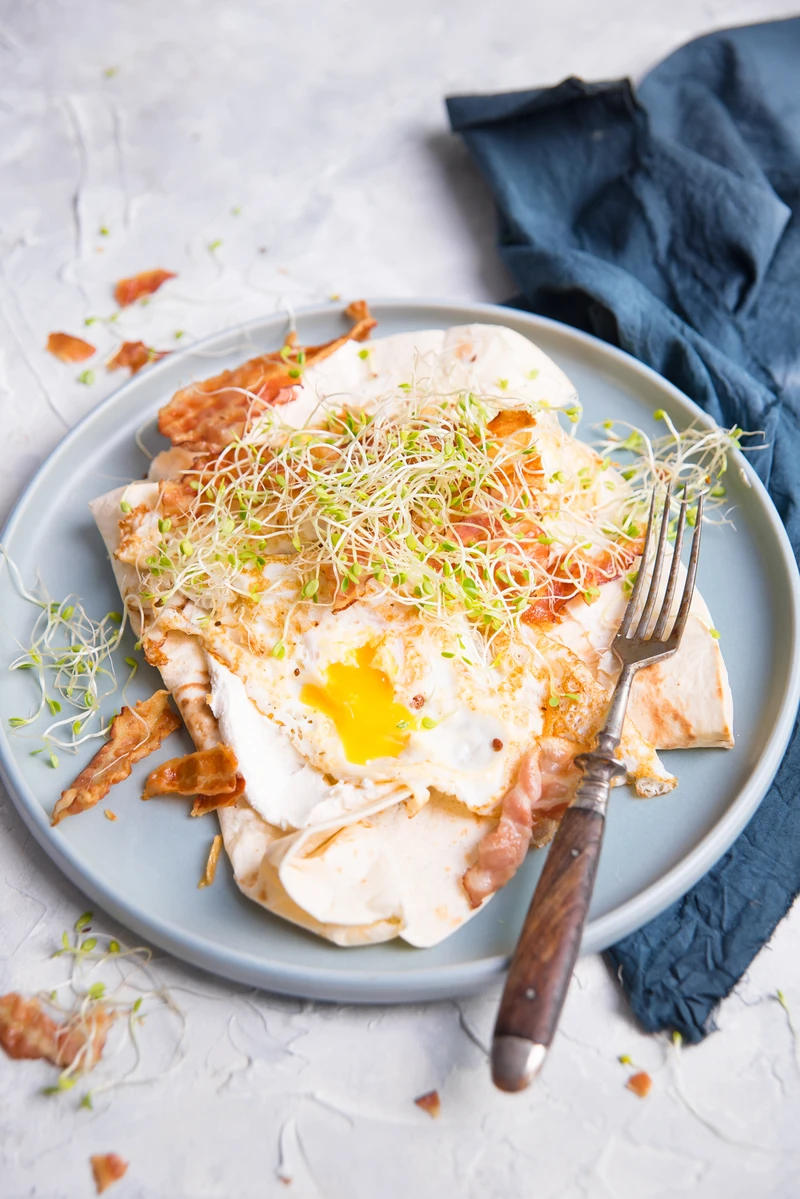 Śniadaniowa tortilla z chrzanowym serkiem, jajkiem, bekonem i kiełkami koniczyny