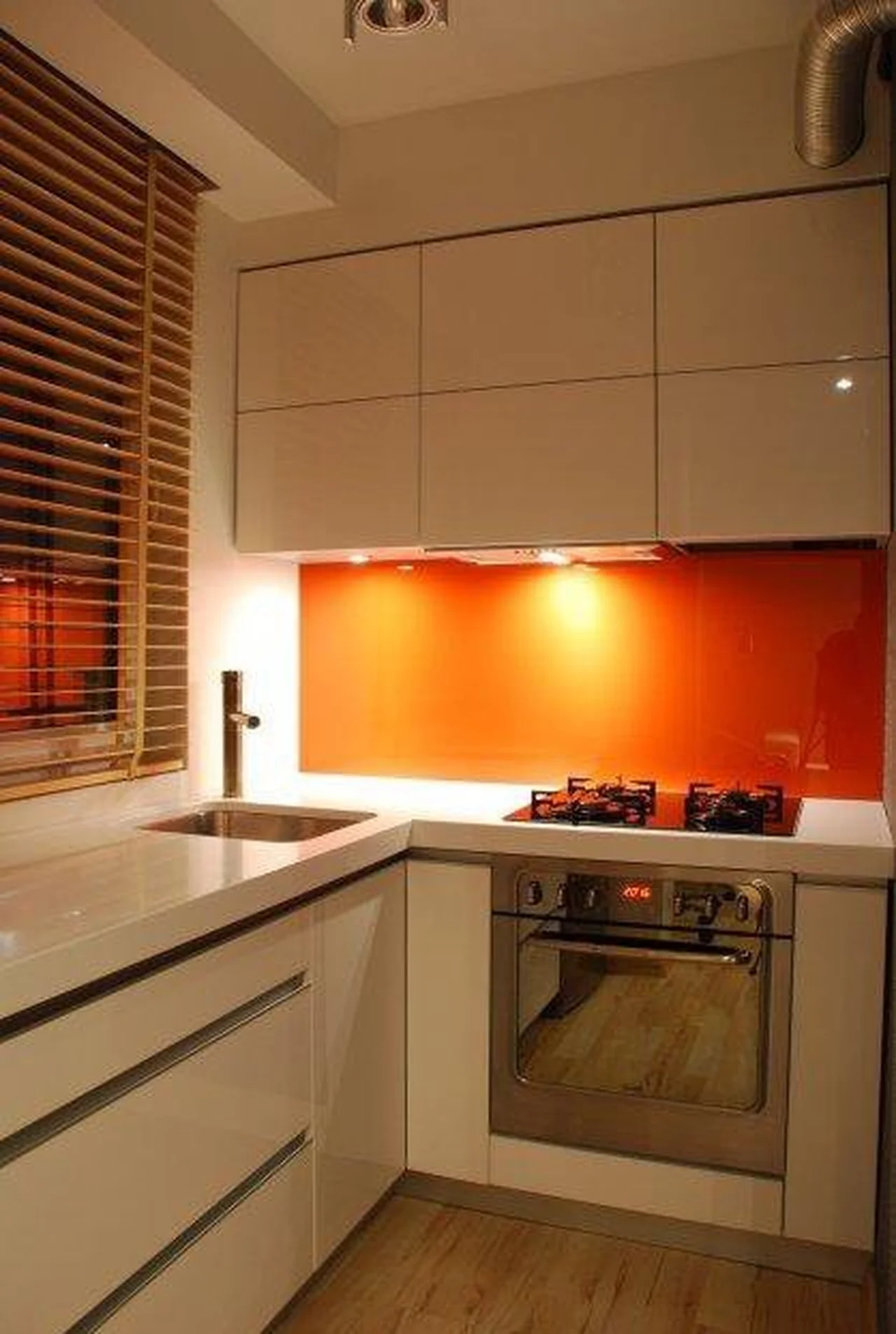 Pomarańczowa pleksa w kuchni