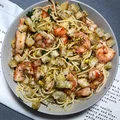 PIĄTEK: SPAGHETTI Z KREWETKAMI, GRZANKAMI I PISTACJAMI