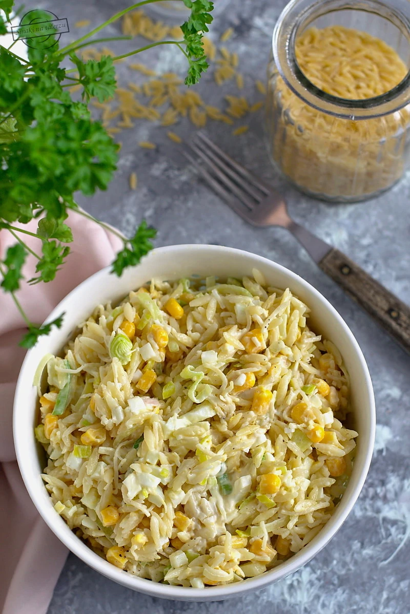 Sałatka z makaronem orzo, porem i kukurydzą