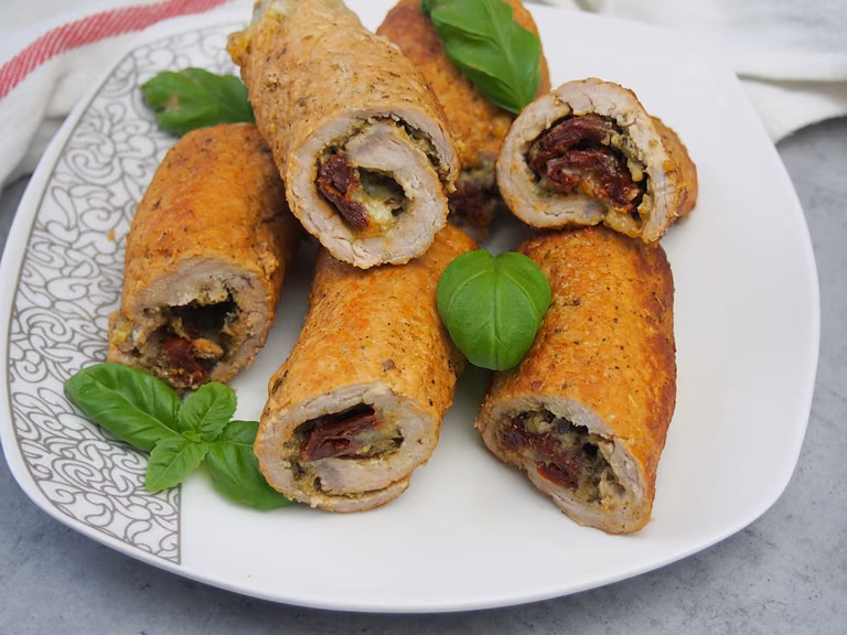 Roladki schabowe z bazyliowym pesto i suszonymi pomidorami