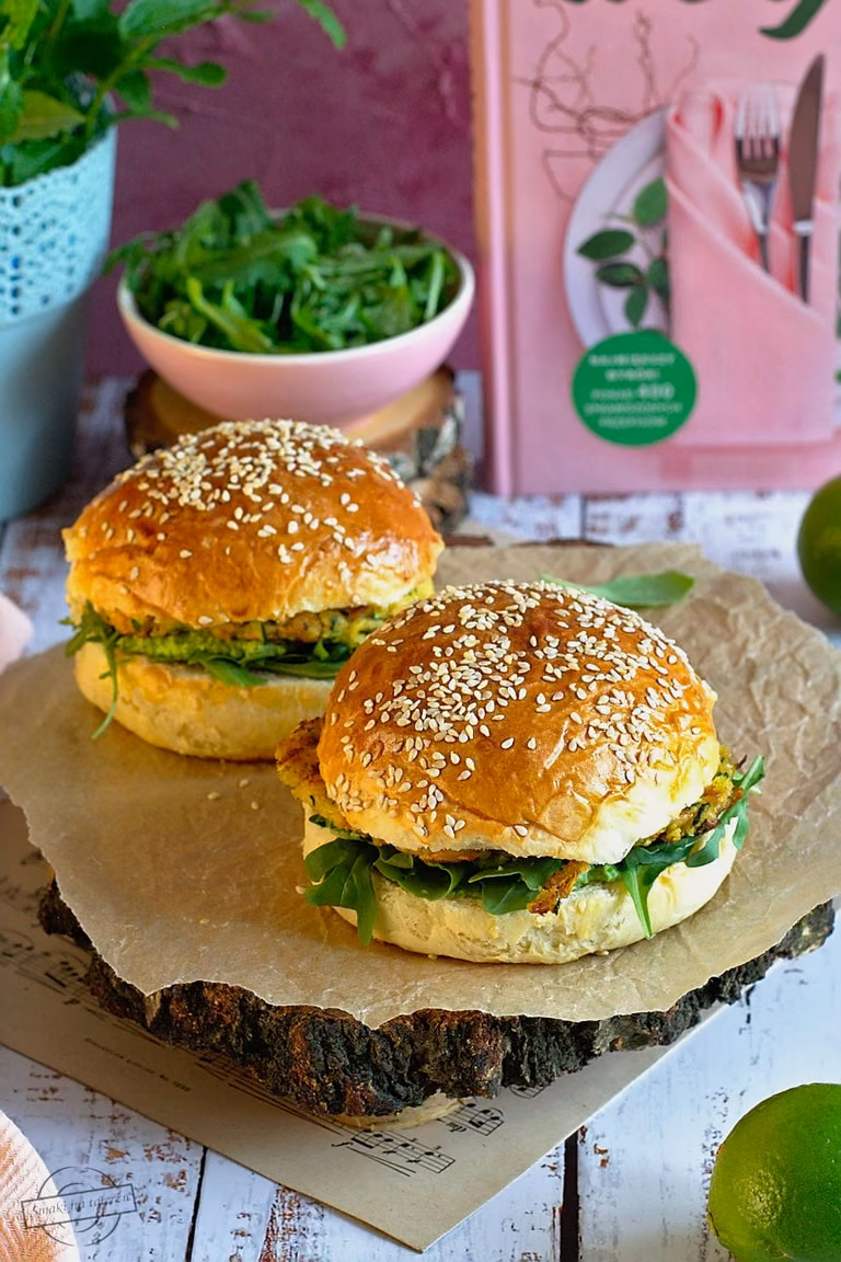 wege burger z cukinii, marchewki i sera halloumi