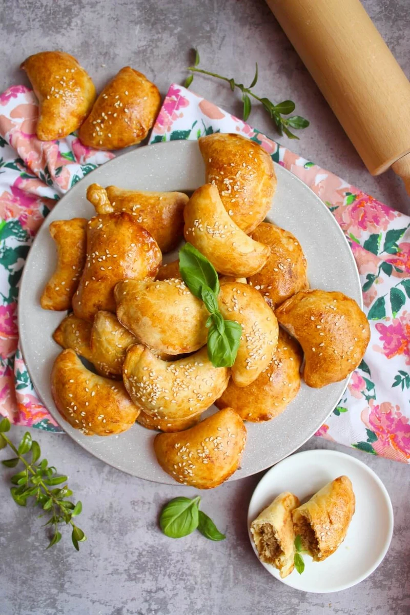 Pieczone pierogi z drobiowym farszem