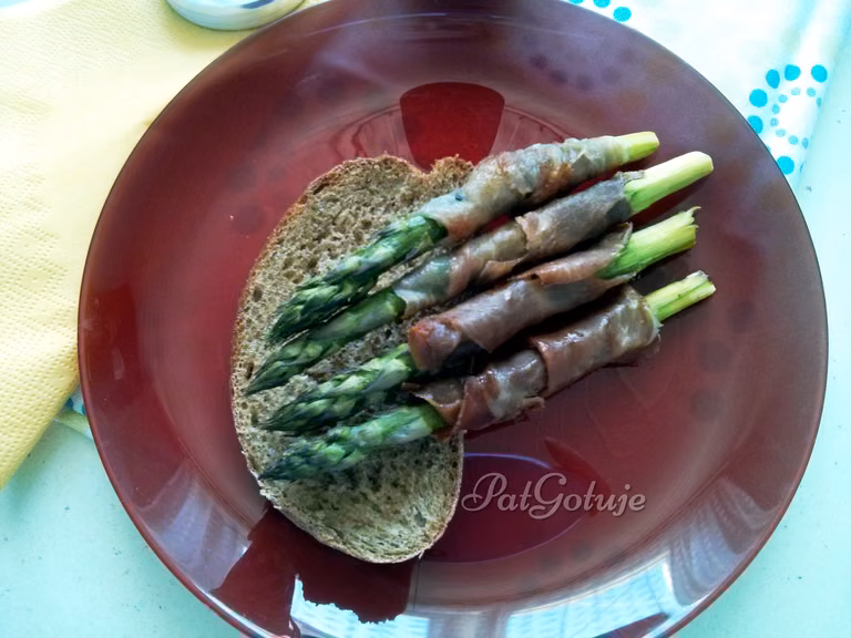 Szparagi w szynce parmeńskiej