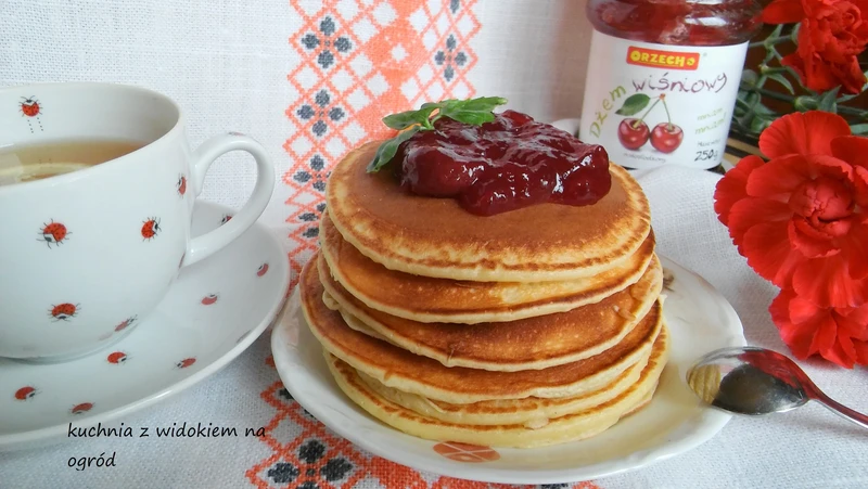 Pancakes jogurtowe z dżemem wiśniowym. Błyskawiczne placuszki jogurtowe.