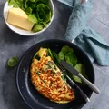 OMLET ZE SZPINAKIEM I ŻÓŁTYM SEREM