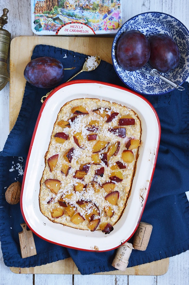 Pieczona owsianka ze śliwkami i kokosem
