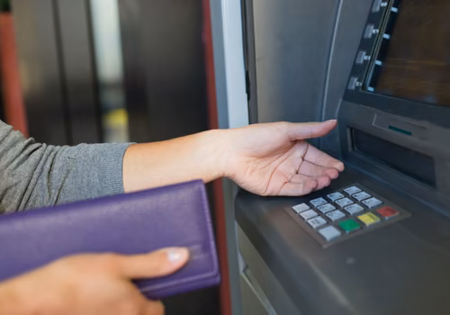Wypłaty z bankomatów będą droższe. Nadchodzi rewolucja w opłatach!