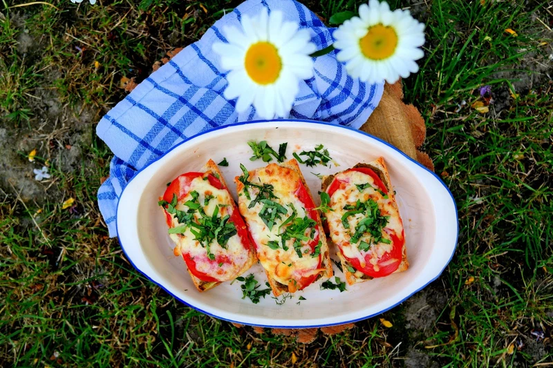 Bagietka zapiekana z pesto i pomidorami