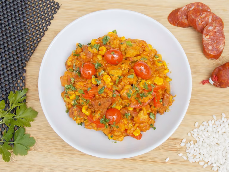 Paella z chorizo i kurczakiem