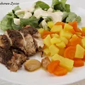 Filet z kurczaka z ziołami pieczony w folii w towarzystwie gotowanych ziemniaków z marchewką