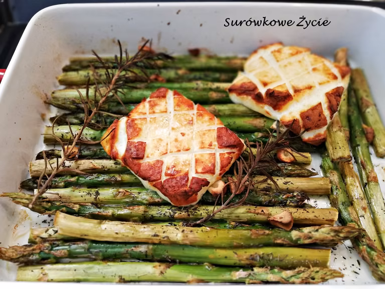 Zielone szparagi i ser halloumi zapiekane w piekarniku
