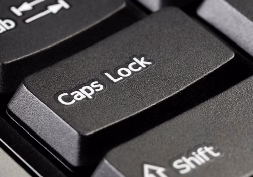 Dzień CAPS LOCKA: Nietypowe Święto z Humorem i Refleksją
