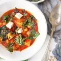 Curry z ciecierzycą i chipsami jarmużu