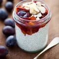 KOKOSOWY PUDDING CHIA ZE ŚLIWKAMI