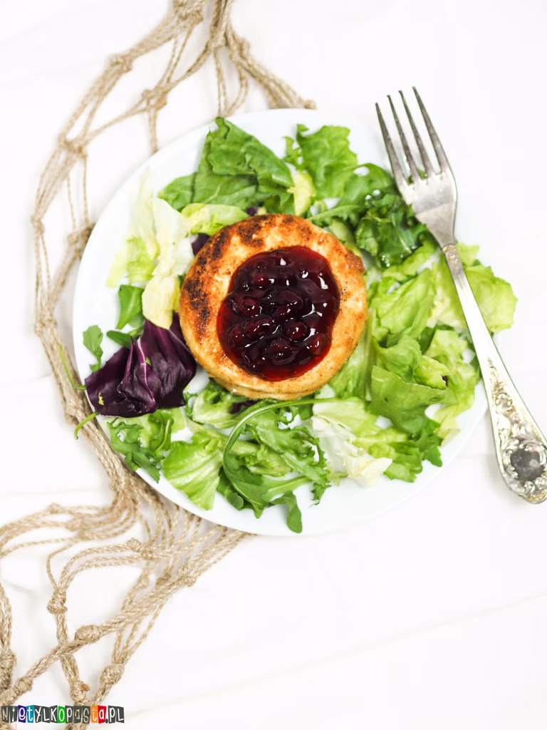 Smażony camembert z żurawiną