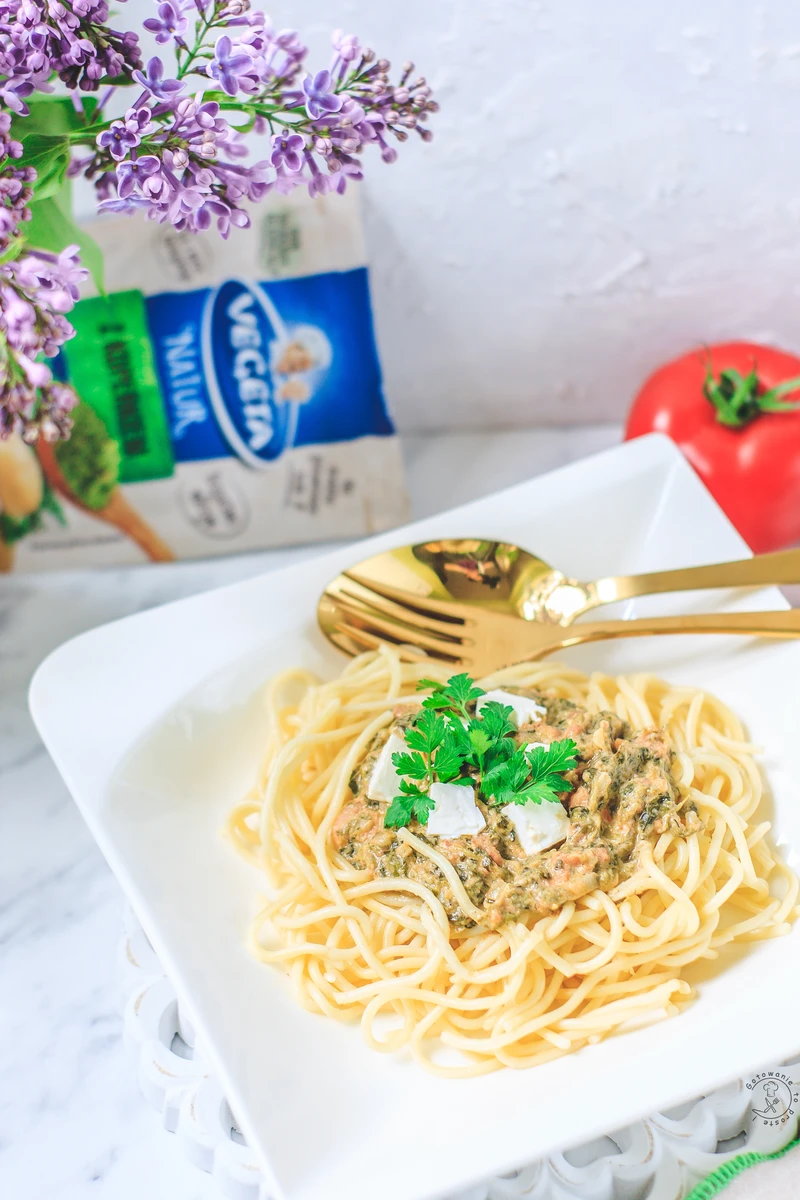 Spaghetti Z Sosem Ze Świeżych Pomidorów, Szpinaku I Fety
