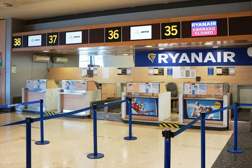 Masowe zwolnienia w liniach lotniczych  Ryanair.  Piloci, stewardesy i personel pokładowy